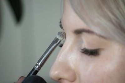 メイクする女性