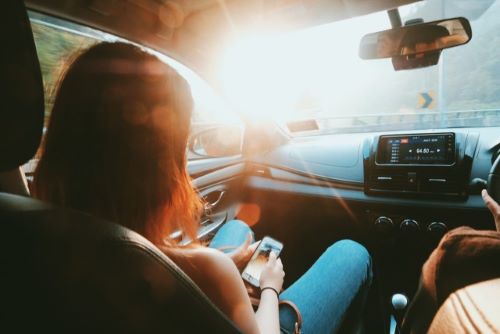 車の助手席の女性