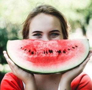 スイカを持つ女性