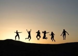 ジャンプする若者たち