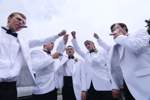 タキシードを着た男たち