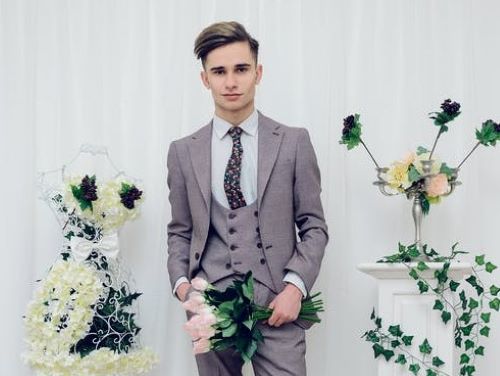 花束持った男性