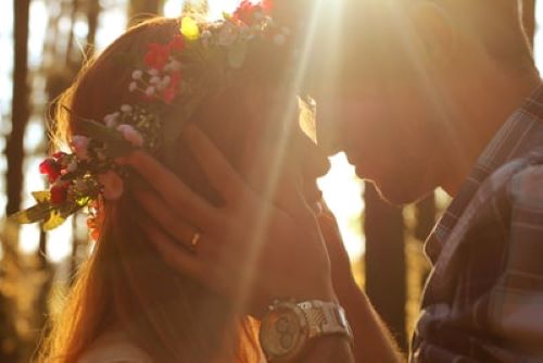 見つめあう男女