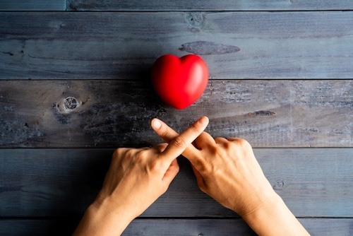 ハートと両手でバツ