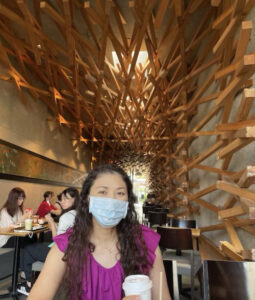 スタバ店内　女性