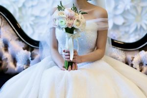 ウエディングドレス女性
